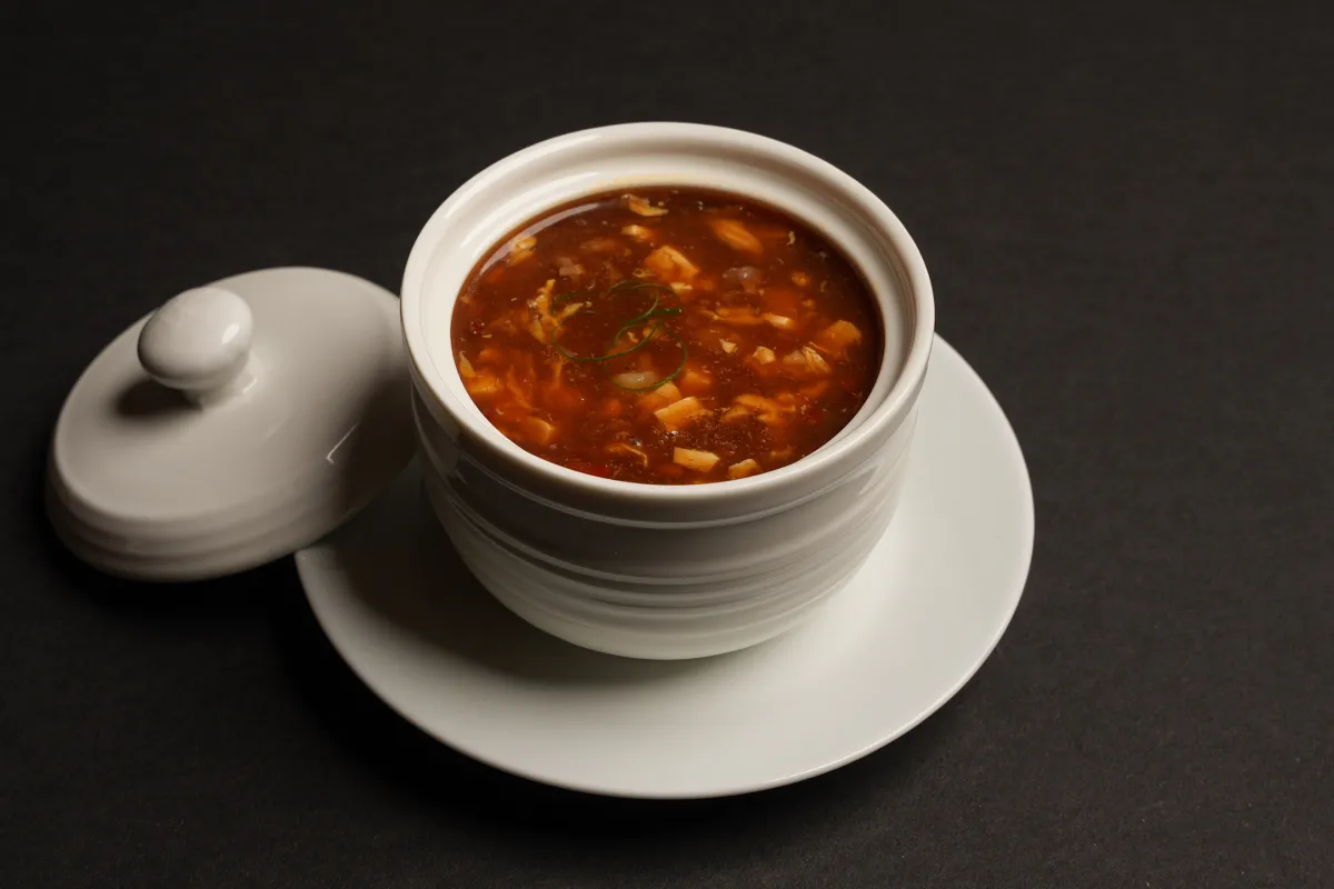 Sopa ácida e picante com vaca e camarão
