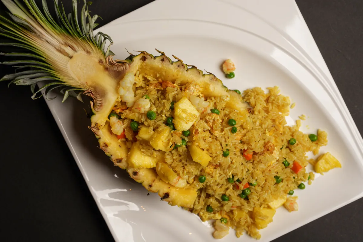 Arroz frito tailandês com caril e ananás