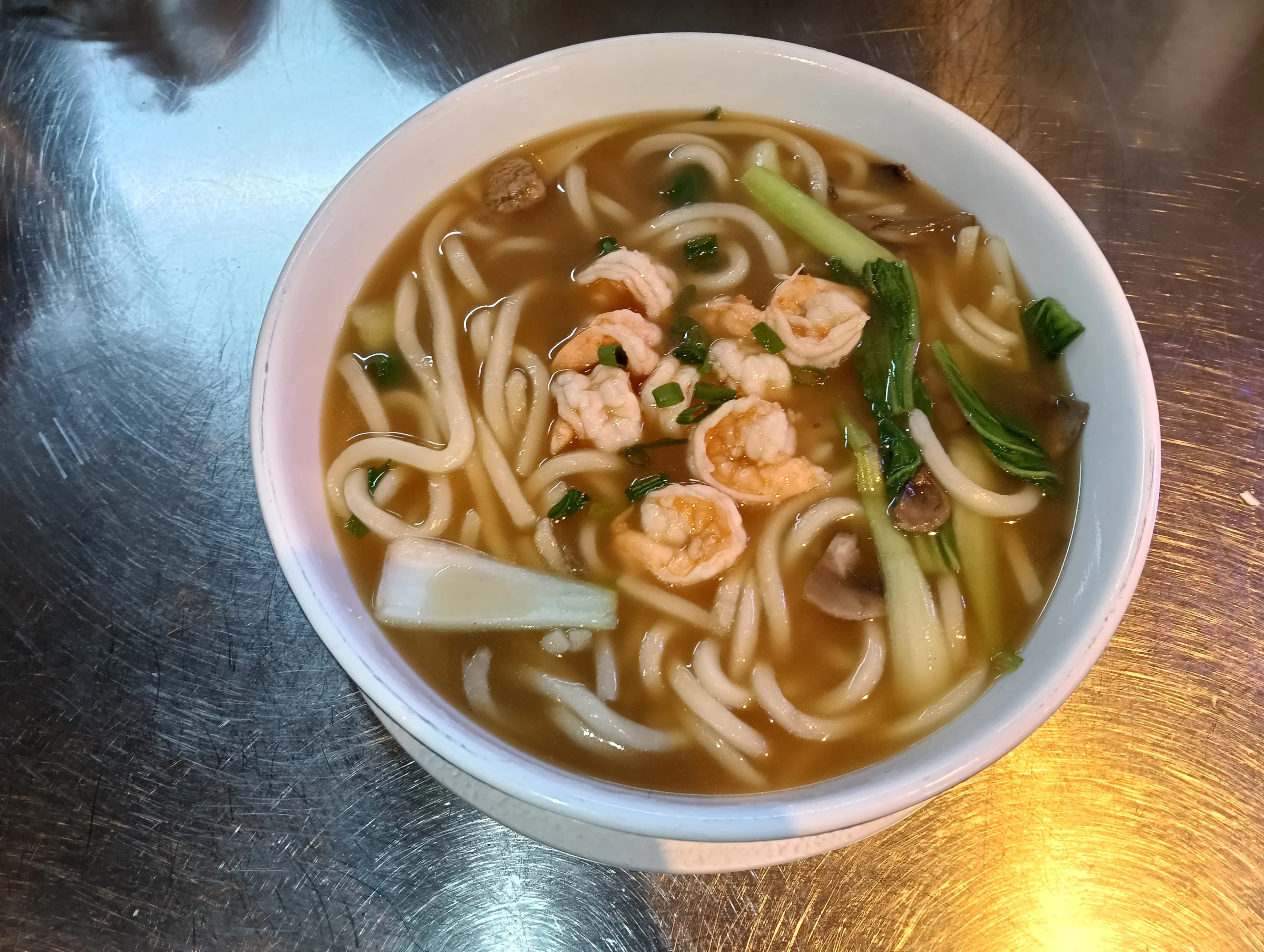 Sopa de massa udon com camarão