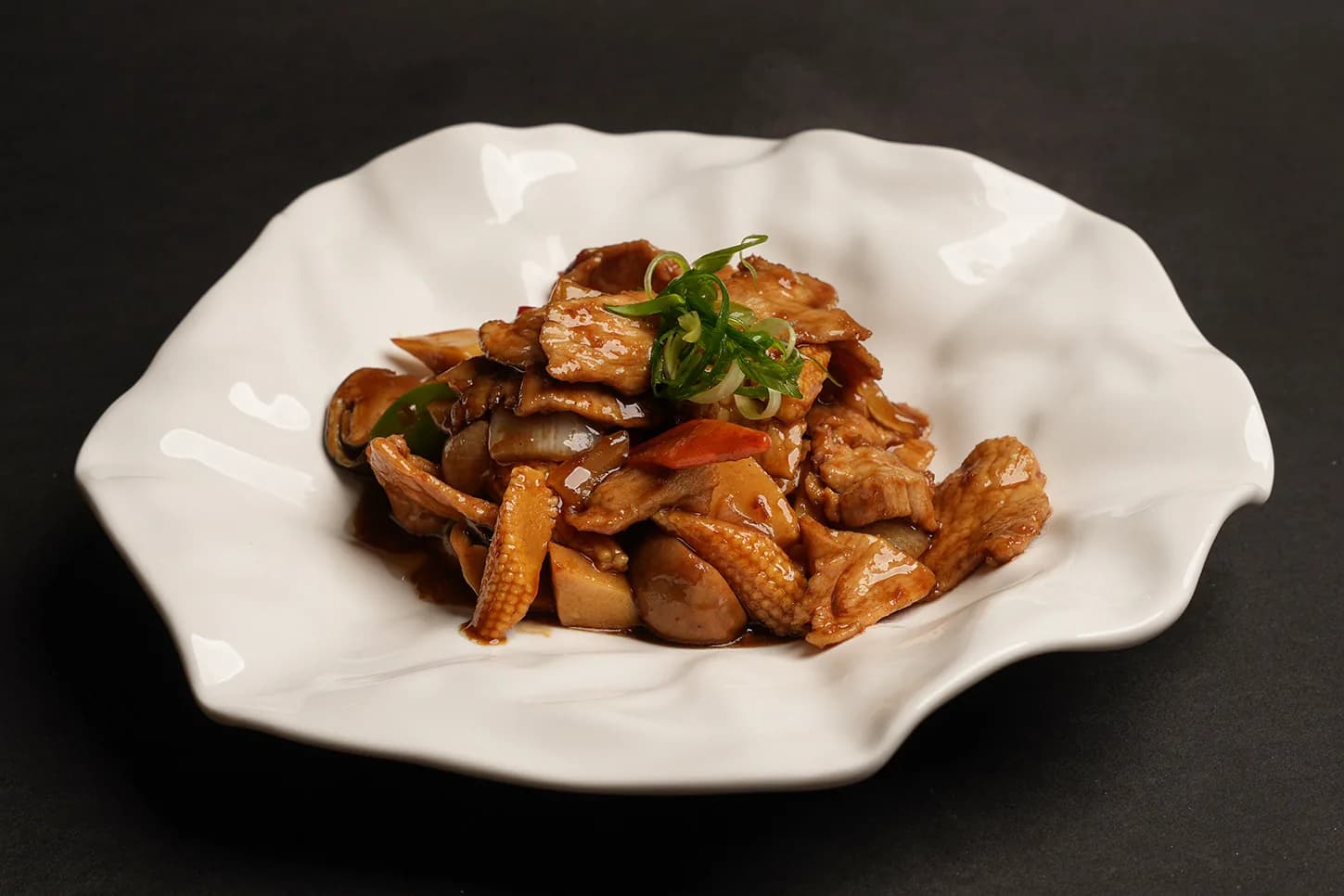 Carne de porco com bambu e cogumelos