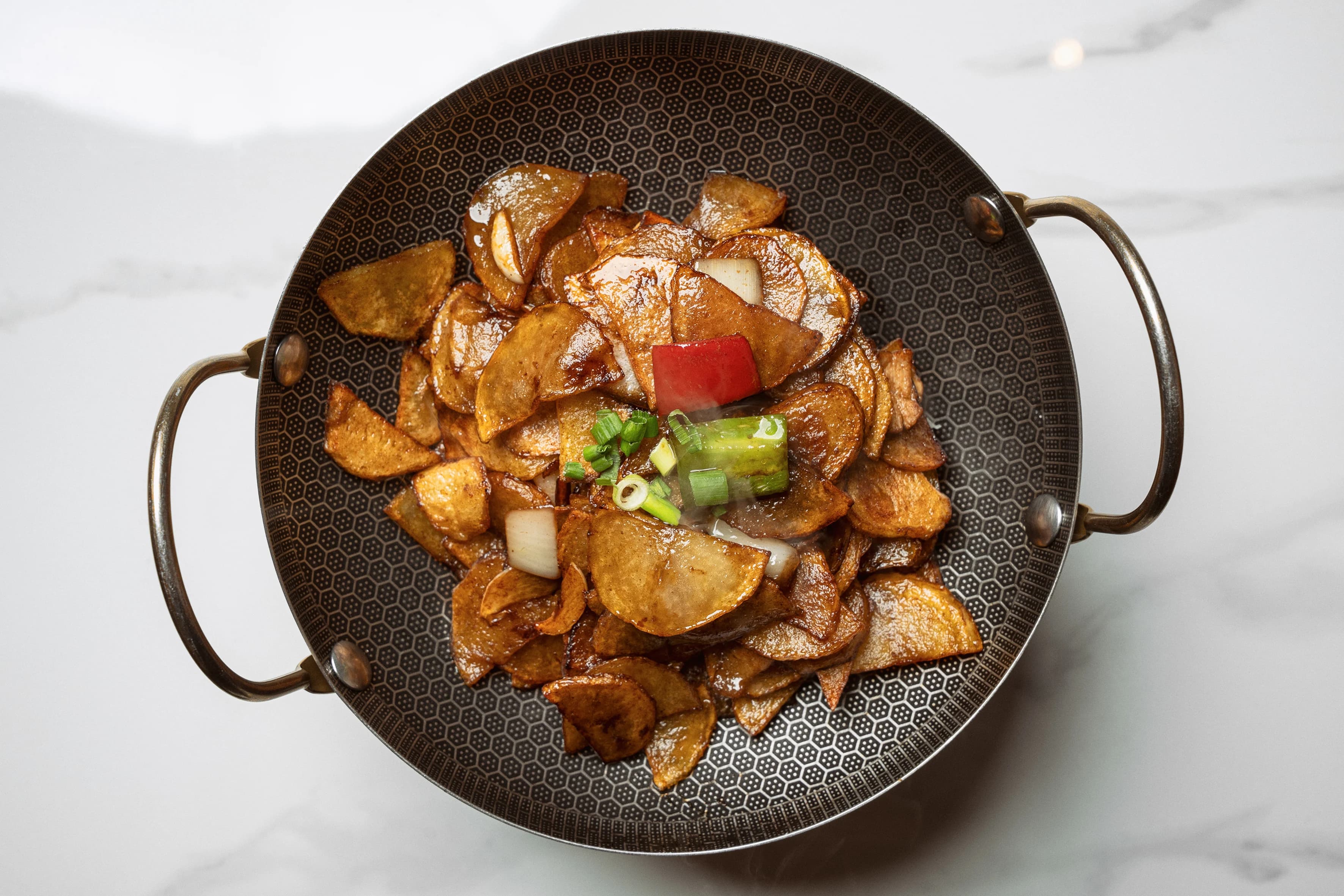 Batatas fatiadas na panela seca