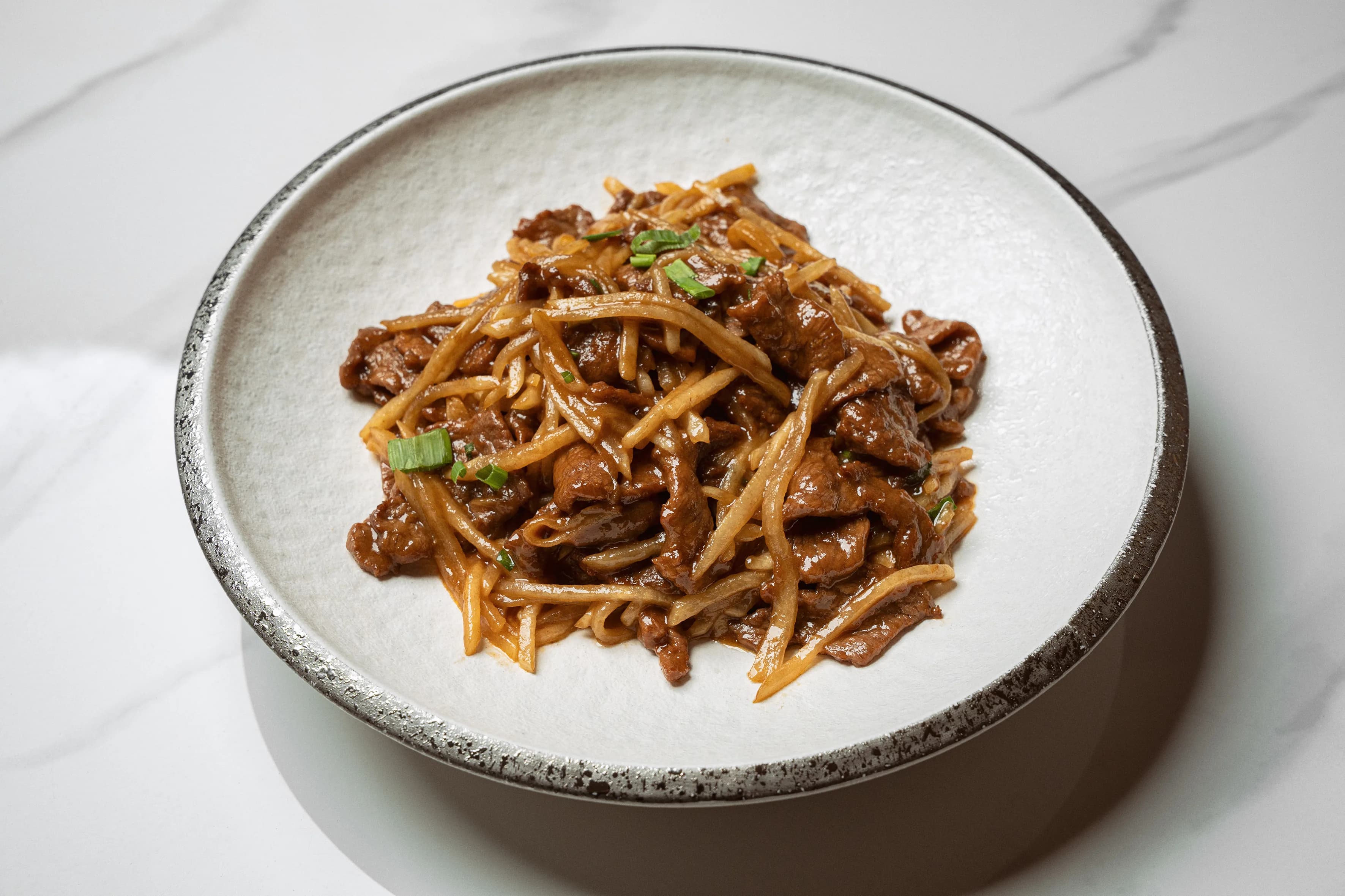 Vaca salteada com tiras de rabanete