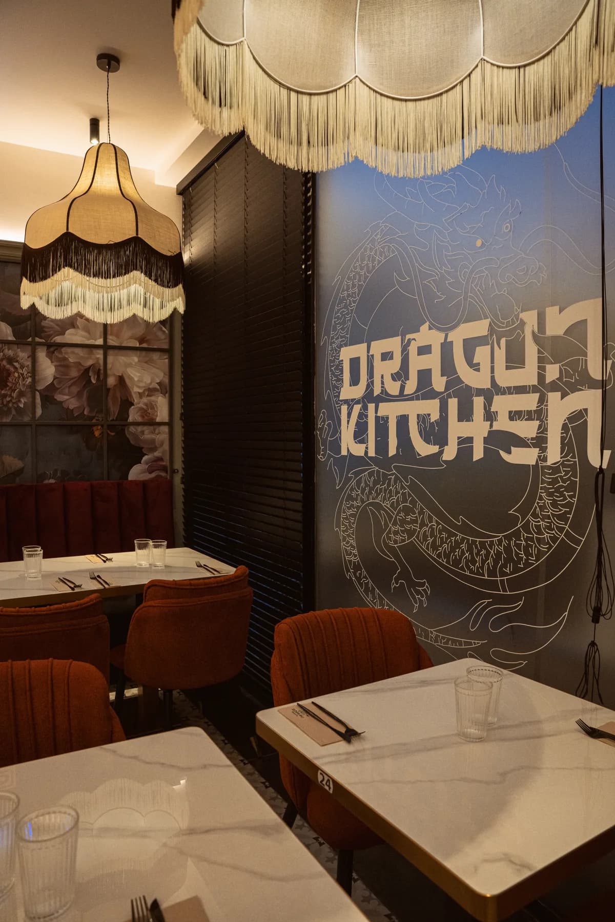 Detalhe decorativo do interior da Dragon Kitchen